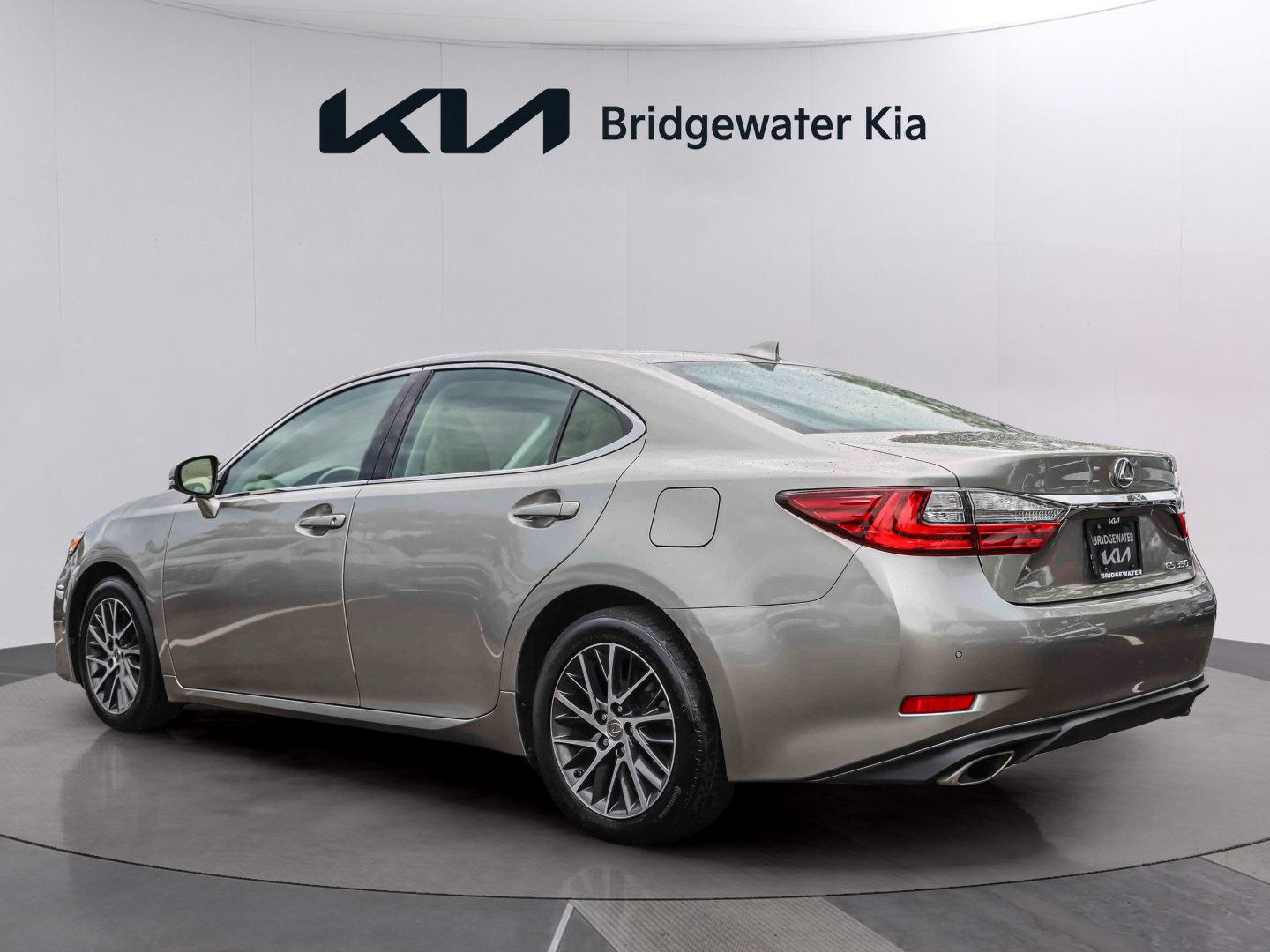 Used 2017 Lexus ES 350 w/ Navigation System Package FWD image 4