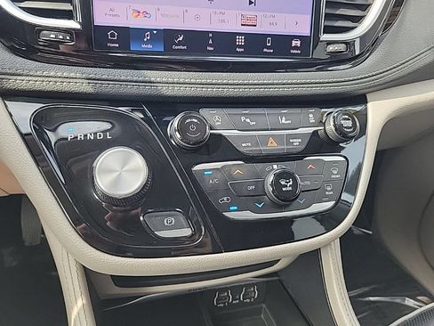 Used 2023 Chrysler Pacifica Limited FWD image 32