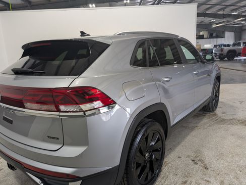 Used 2026 Volkswagen Atlas Cross Sport SE AWD/4WD image 3