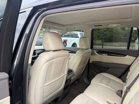 Used 2020 Cadillac XT6 Premium Luxury FWD image 12