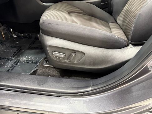 Used 2024 Toyota Highlander LE image 12