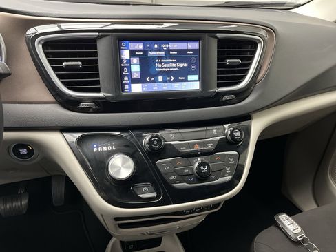 Used 2023 Chrysler Voyager LX image 16