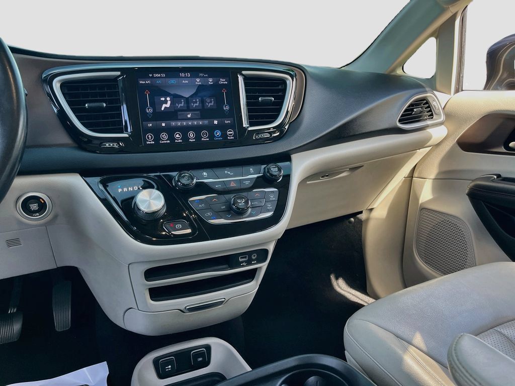 Used 2018 Chrysler Pacifica Touring-L w/ Premium Audio Group FWD image 22