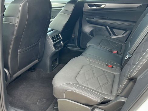 Used 2024 Volkswagen Atlas Cross Sport SE FWD image 19