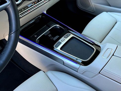 Used 2025 Mercedes-Benz GLB 250 4MATIC image 14