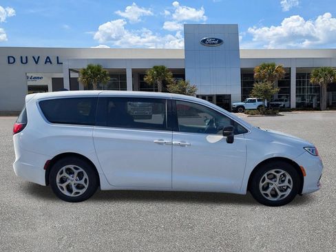 Used 2024 Chrysler Pacifica Limited FWD image 3