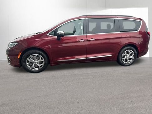 Used 2023 Chrysler Pacifica Limited image 3
