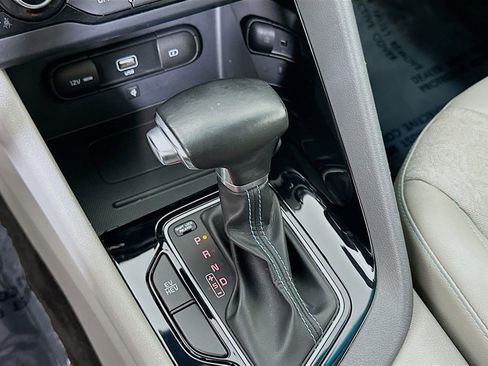 Used 2020 Kia Niro EX image 17