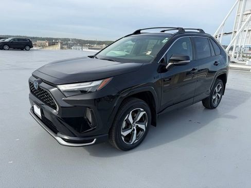 Used 2022 Toyota RAV4 SE w/ Weather & Moonroof Package image 7