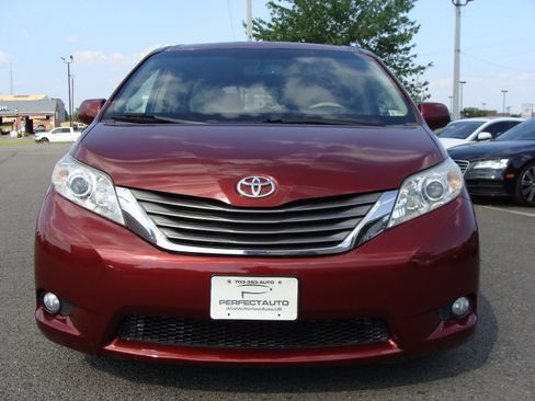 Used 2014 Toyota Sienna XLE FWD image 2