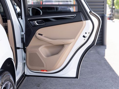 Certified 2025 Porsche Macan Base image 29