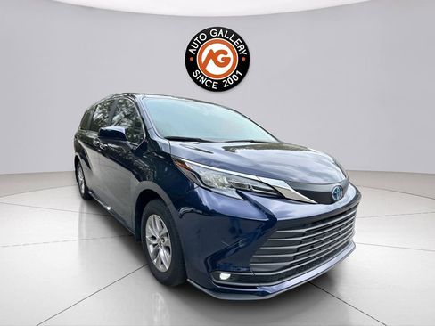 Used 2025 Toyota Sienna XLE image 1