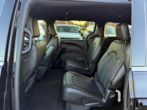 Certified 2025 Chrysler Pacifica Select image 10