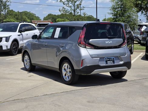Used 2025 Kia Soul LX w/ LX Technology Package FWD image 3