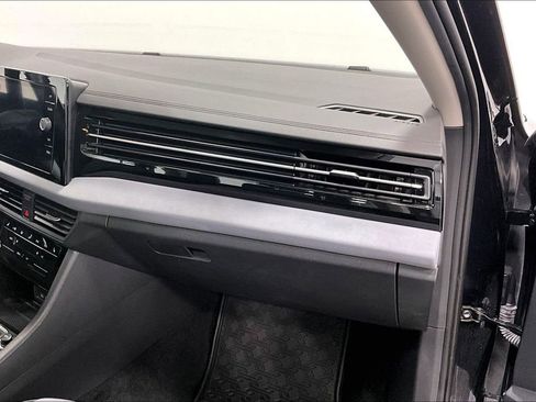 Used 2025 Volkswagen Jetta SE FWD image 19