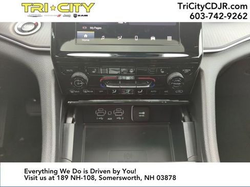 New 2025 Jeep Grand Cherokee Altitude image 17