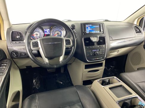 Used 2015 Chrysler Town & Country Touring w/ Driver Convenience Group FWD image 17