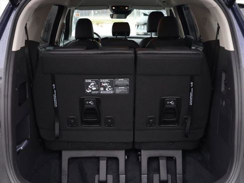 Used 2025 Kia Carnival EX image 24