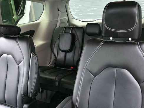Used 2023 Chrysler Pacifica Touring-L image 15