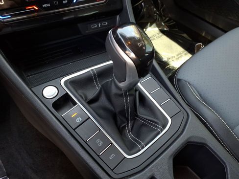Certified 2025 Volkswagen Jetta SE FWD image 29