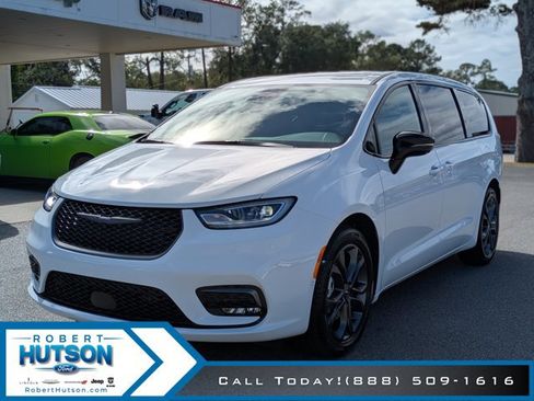 New 2026 Chrysler Pacifica Select image 2