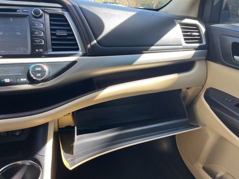 Used 2017 Toyota Highlander XLE image 27