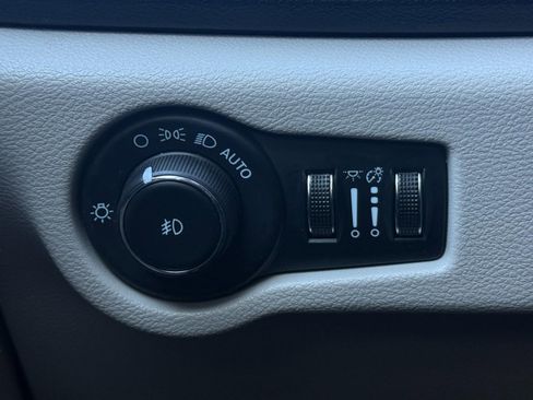 Used 2024 Chrysler Pacifica Touring-L image 21