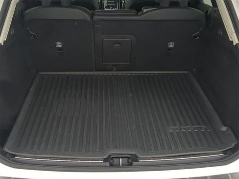 Used 2021 Volvo XC60 T5 Momentum w/ Premium Package image 32