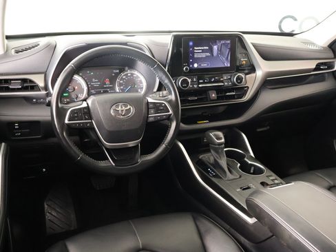 Used 2023 Toyota Highlander XLE FWD image 2