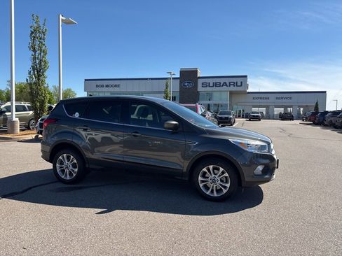 Used 2019 Ford Escape SE image 1