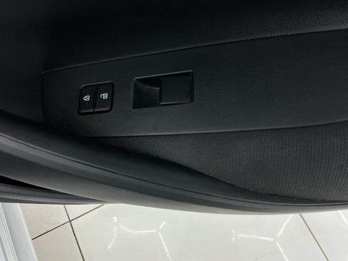 Used 2021 Toyota Corolla LE FWD image 38