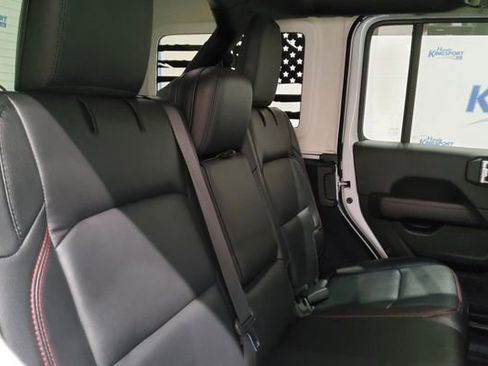 Used 2023 Jeep Wrangler Unlimited Rubicon w/ Cold Weather Group AWD/4WD image 15
