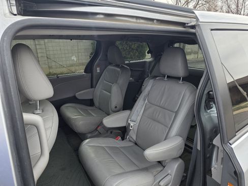 Used 2017 Toyota Sienna XLE image 9