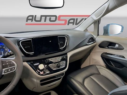 Used 2024 Chrysler Pacifica Touring-L FWD image 22