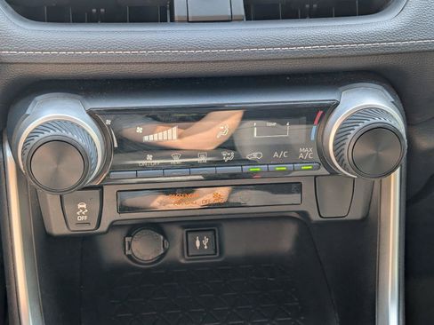 Used 2019 Toyota RAV4 LE FWD image 23
