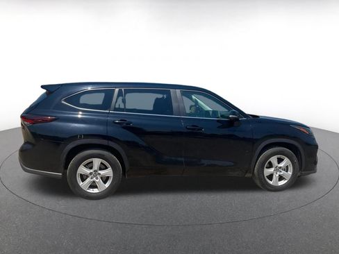 Used 2025 Toyota Highlander LE FWD image 16