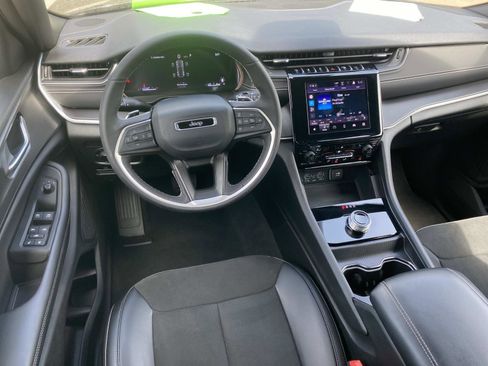 Used 2025 Jeep Grand Cherokee Altitude RWD image 19