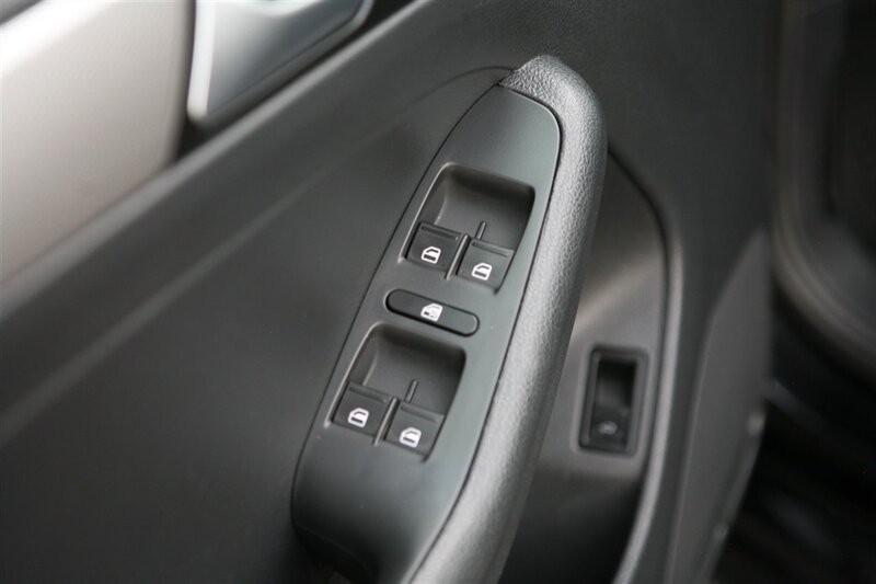 Used 2017 Volkswagen Jetta SE FWD image 9