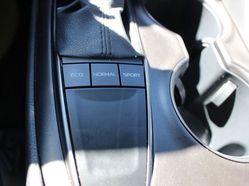 Used 2022 Toyota Camry SE w/ Carpet Mat Package (TMS) image 45