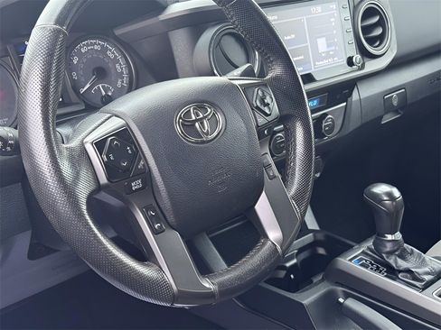 Used 2022 Toyota Tacoma TRD Off-Road image 18