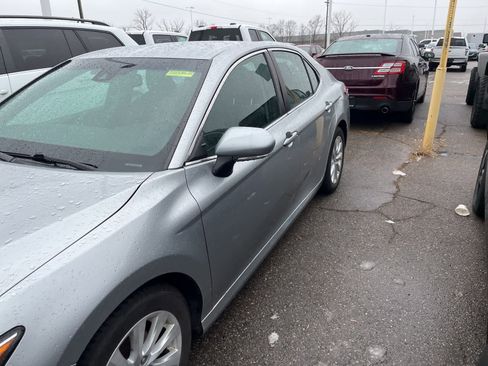 Used 2018 Toyota Camry LE image 6