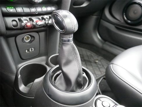 Used 2018 MINI Cooper 2-Door Hardtop w/ Cold Weather Package image 32