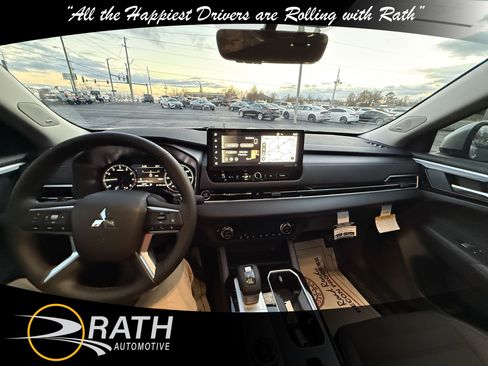 New 2025 Mitsubishi Outlander SE image 15