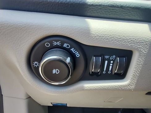 Certified 2024 Chrysler Pacifica Limited FWD image 16