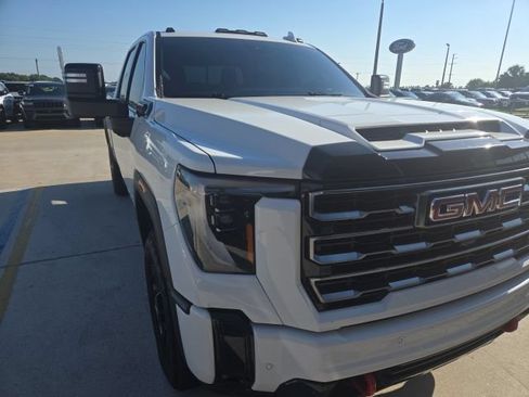 Used 2025 GMC Sierra 2500 AT4 AWD/4WD image 3