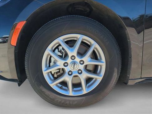 Used 2025 Chrysler Pacifica Select image 24