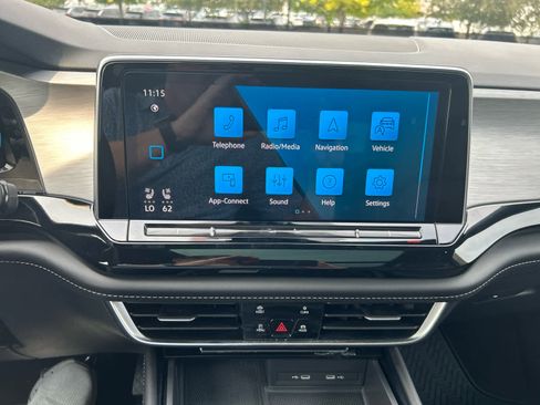 Used 2024 Volkswagen Atlas Cross Sport SE image 25