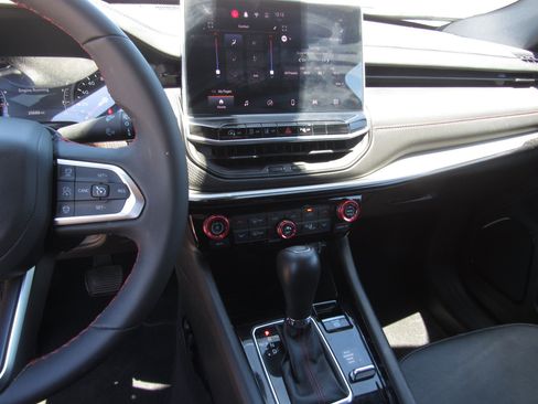 Used 2025 Jeep Compass Trailhawk AWD/4WD image 17