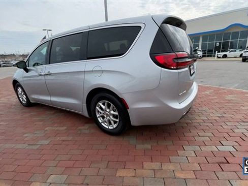 Used 2024 Chrysler Pacifica Touring-L image 7