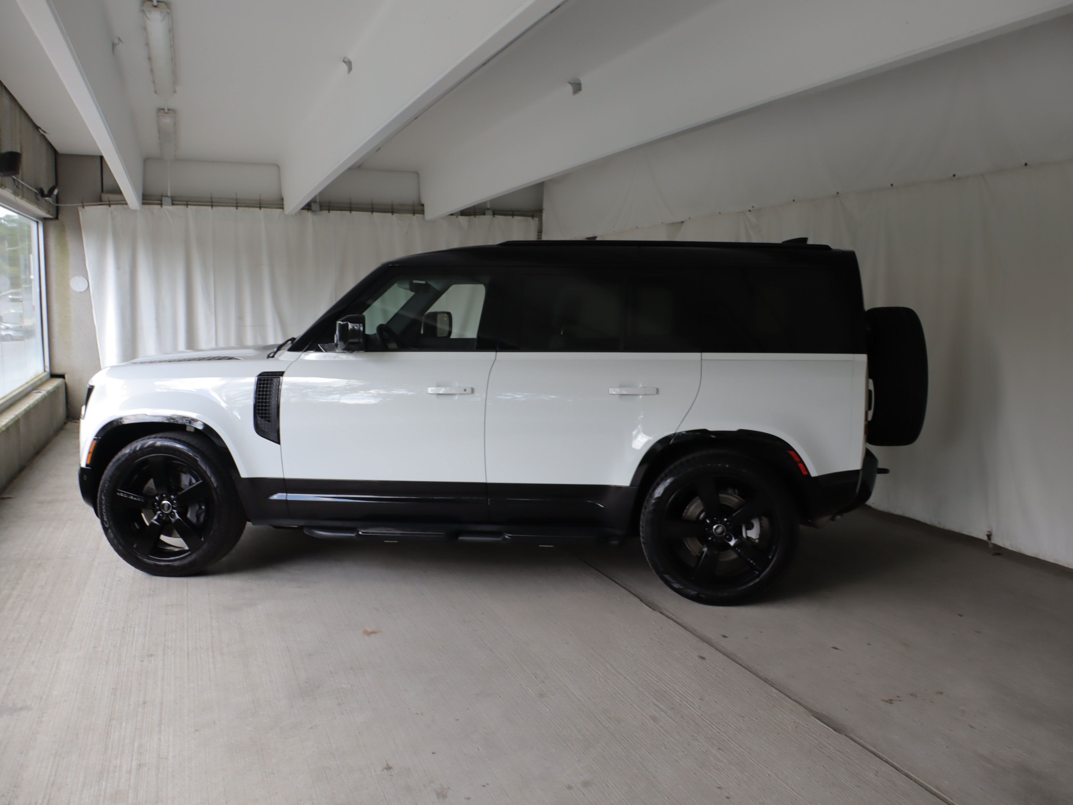 Used 2025 Land Rover Defender 110 X-Dynamic SE AWD/4WD image 25